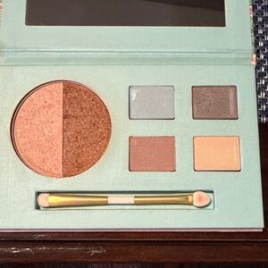 Elegant Eyeshadow Palette with Brush